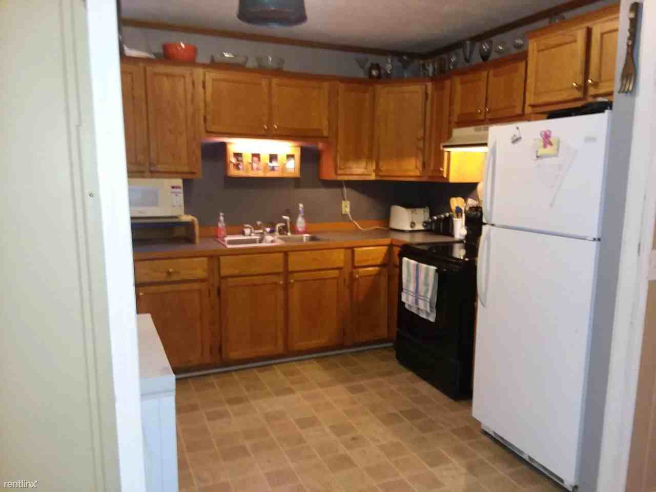 105 S Ottawa St - Photo 3 of 10