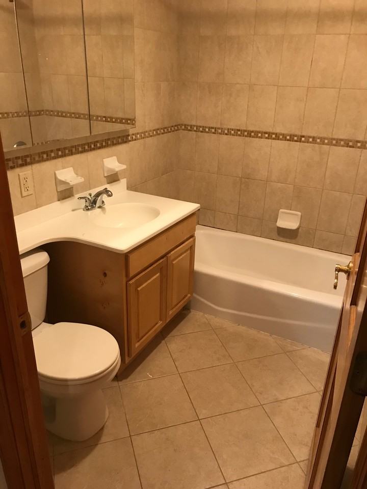 Amsterdam Ave & W 105th St #1e