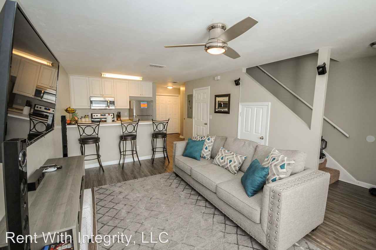 Augustus Oak Court - Photo 2 of 12