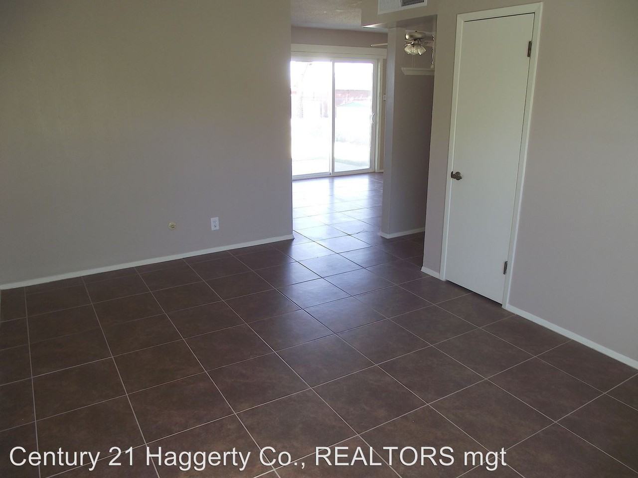 10204 Kellogg St - Photo 3 of 15