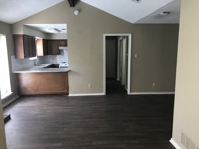 1125 Highland Dr - Photo 2 of 14