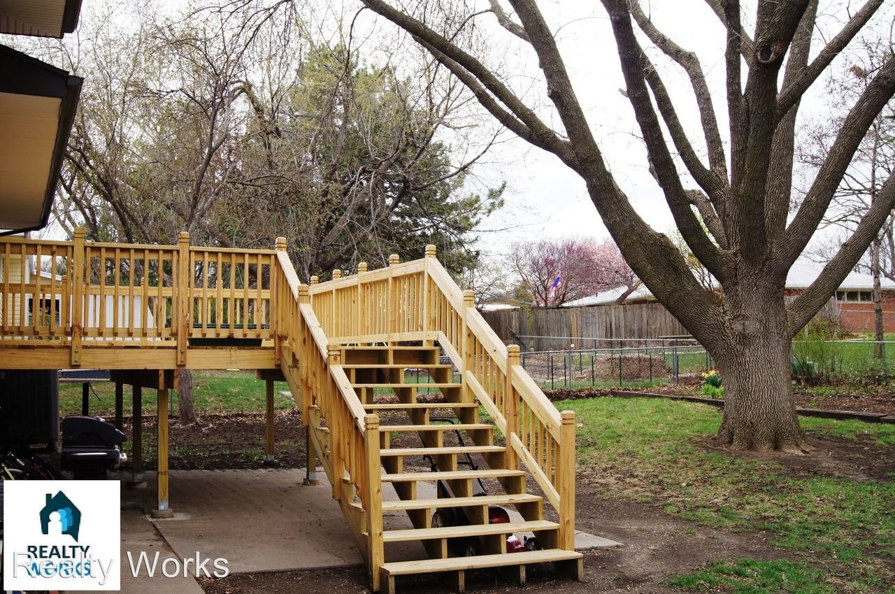 541 Driftwood Dr - Photo 3 of 19