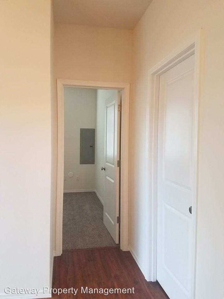 743 Wyoming Ave - Photo 2 of 33