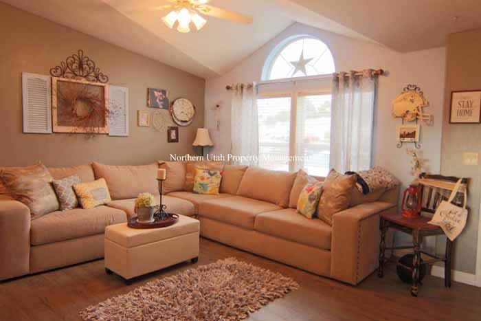 1297 925 W - Photo 3 of 18