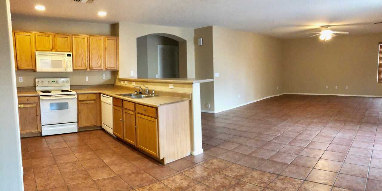 15273 W Monroe St - Photo 2 of 9