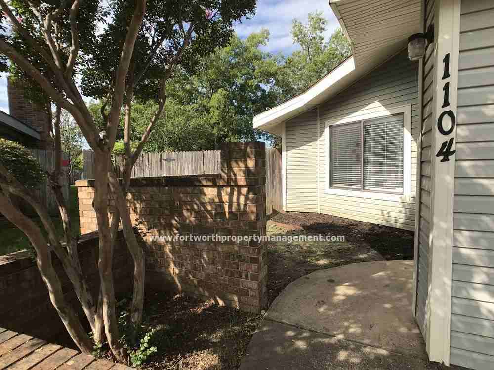 1104 Cloudcrest Ct - Photo 2 of 24