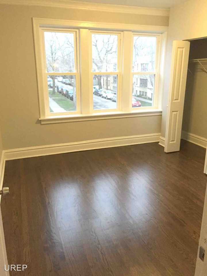 5459 N Spaulding - Photo 3 of 8