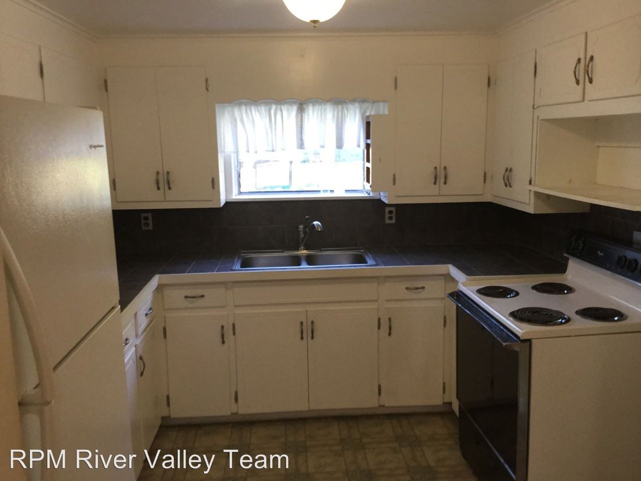 402 Adams Ave - Photo 3 of 9