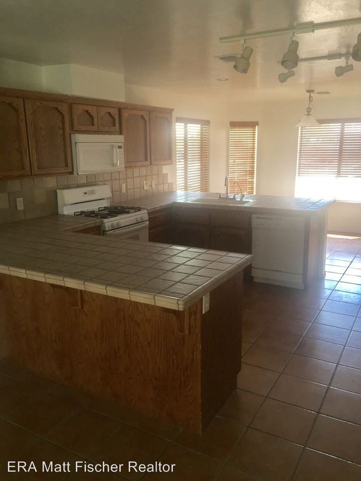 4754 W 31st Ln - Photo 3 of 11