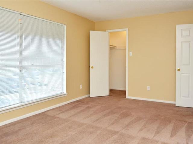 3925 Arlington Square Dr - Photo 3 of 16