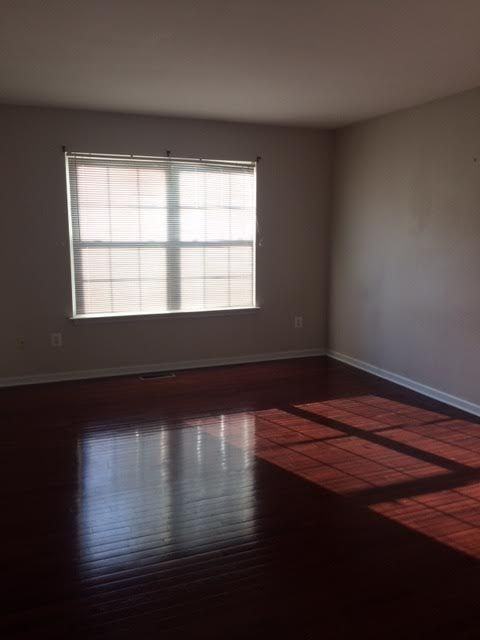 8 Pembroke Ln - Photo 3 of 20