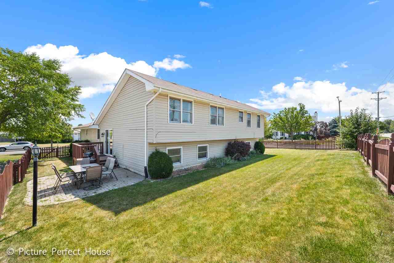 2101 Mystic Dr - Photo 2 of 15