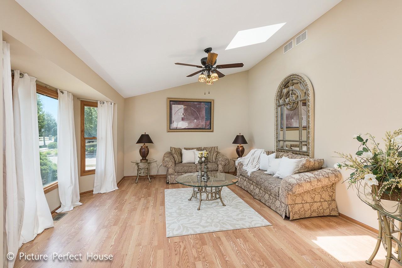 2101 Mystic Dr - Photo 3 of 15