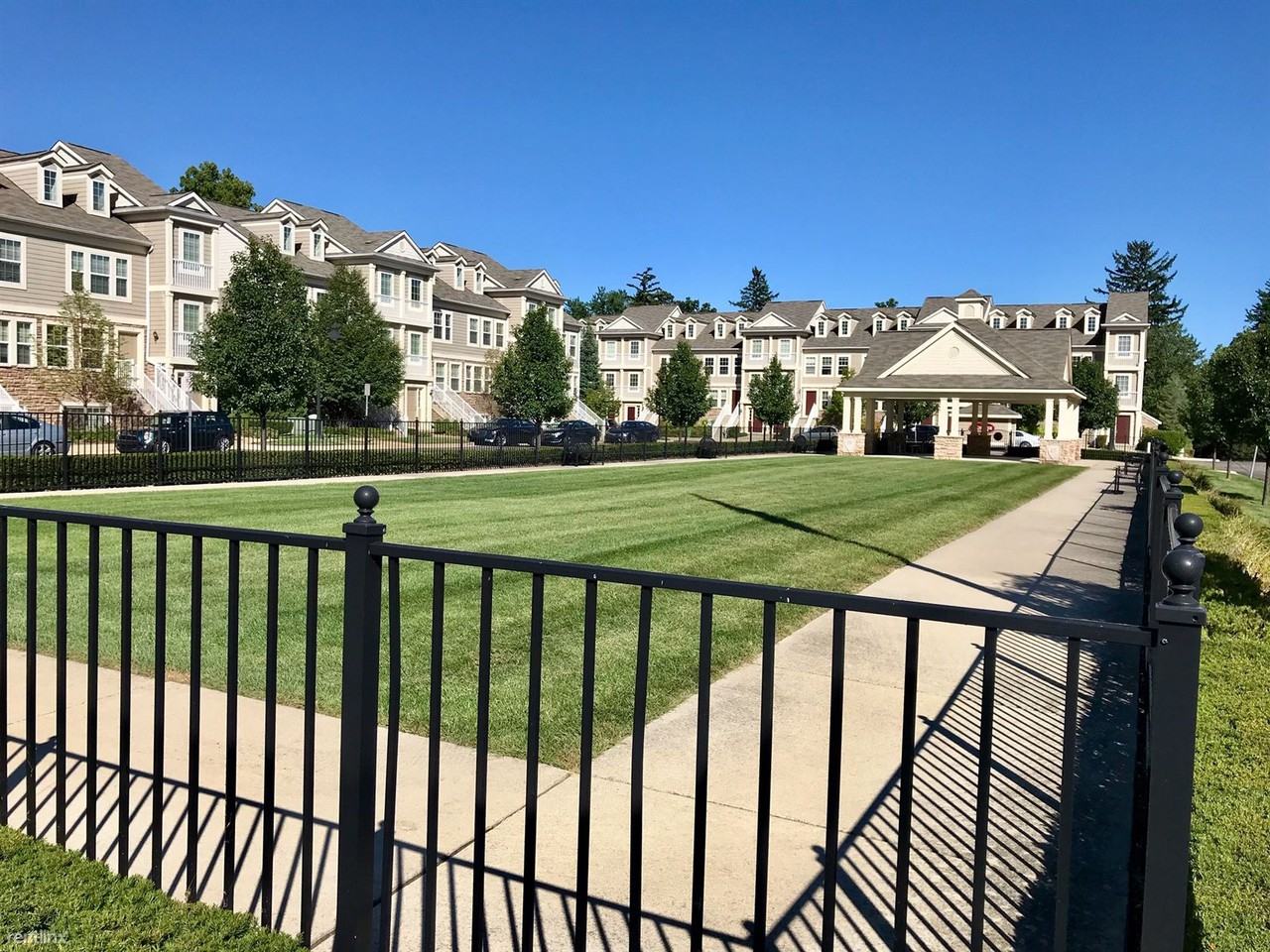 1089 Foxboro - Photo 3 of 13