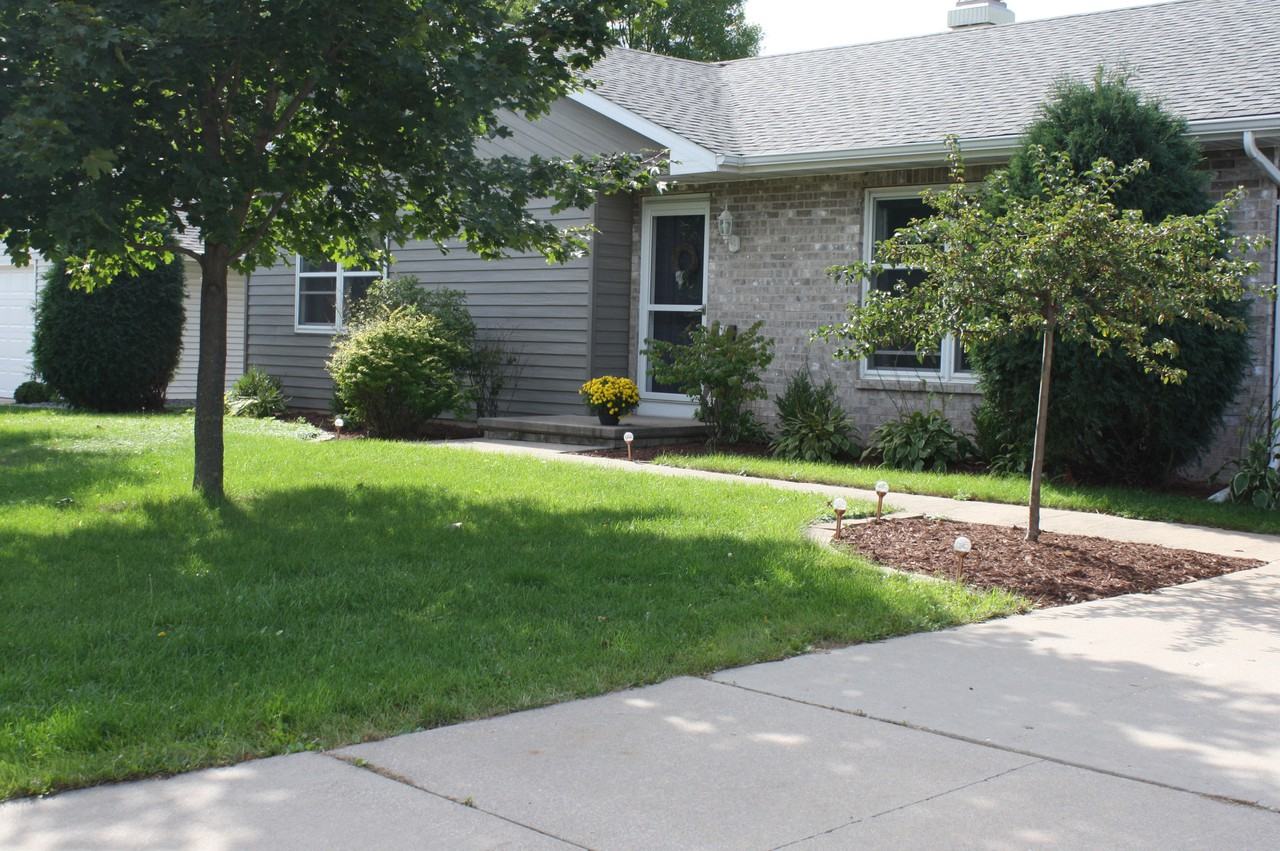 1252 Meadowview Dr - Photo 3 of 19