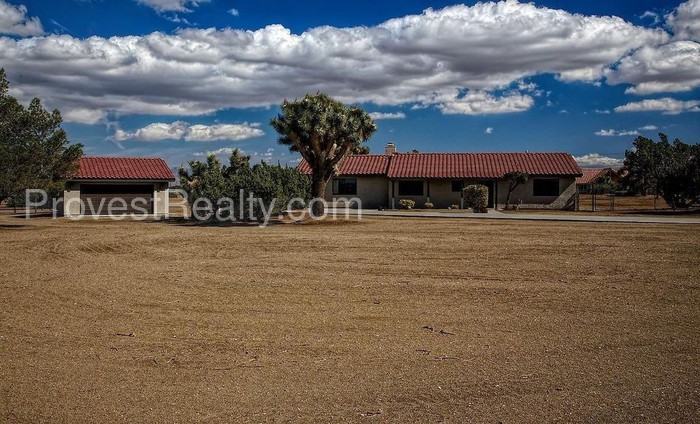 9747 Rose Dr - Photo 3 of 36