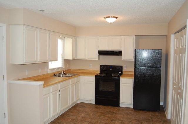 2116 Redwood Dr - Photo 3 of 10