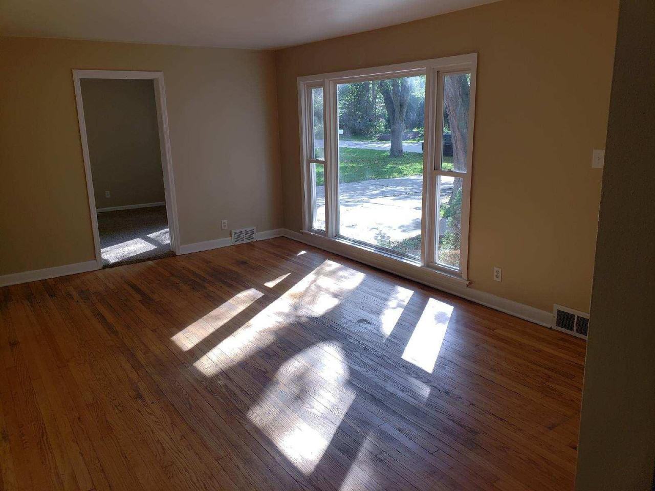 7624 N Seneca Rd - Photo 3 of 5