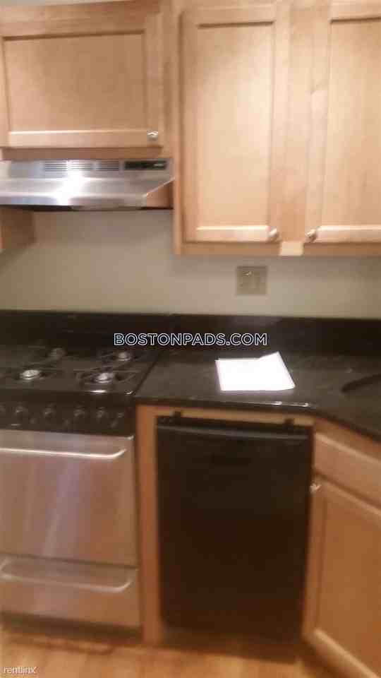 220 Hanover St - Photo 2 of 10