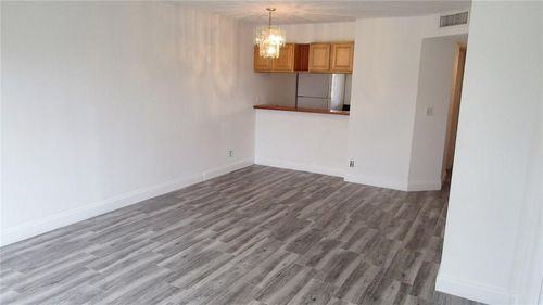 10165 Twin Lakes Dr - Photo 2 of 8