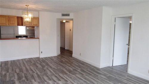 10165 Twin Lakes Dr - Photo 3 of 8