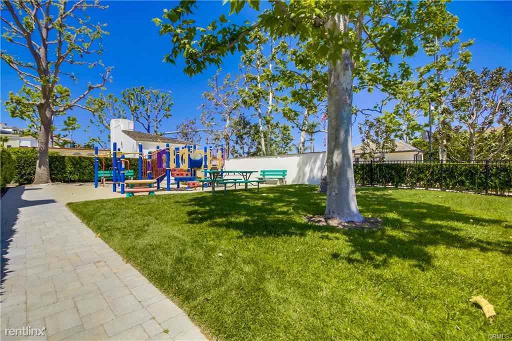 2831 Bayshore Dr - Photo 3 of 25