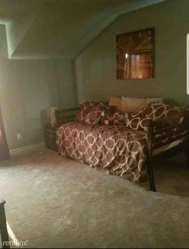 1524 NE Market Dr - Photo 2 of 10