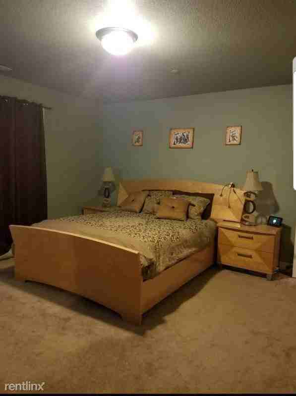 1524 NE Market Dr - Photo 3 of 10