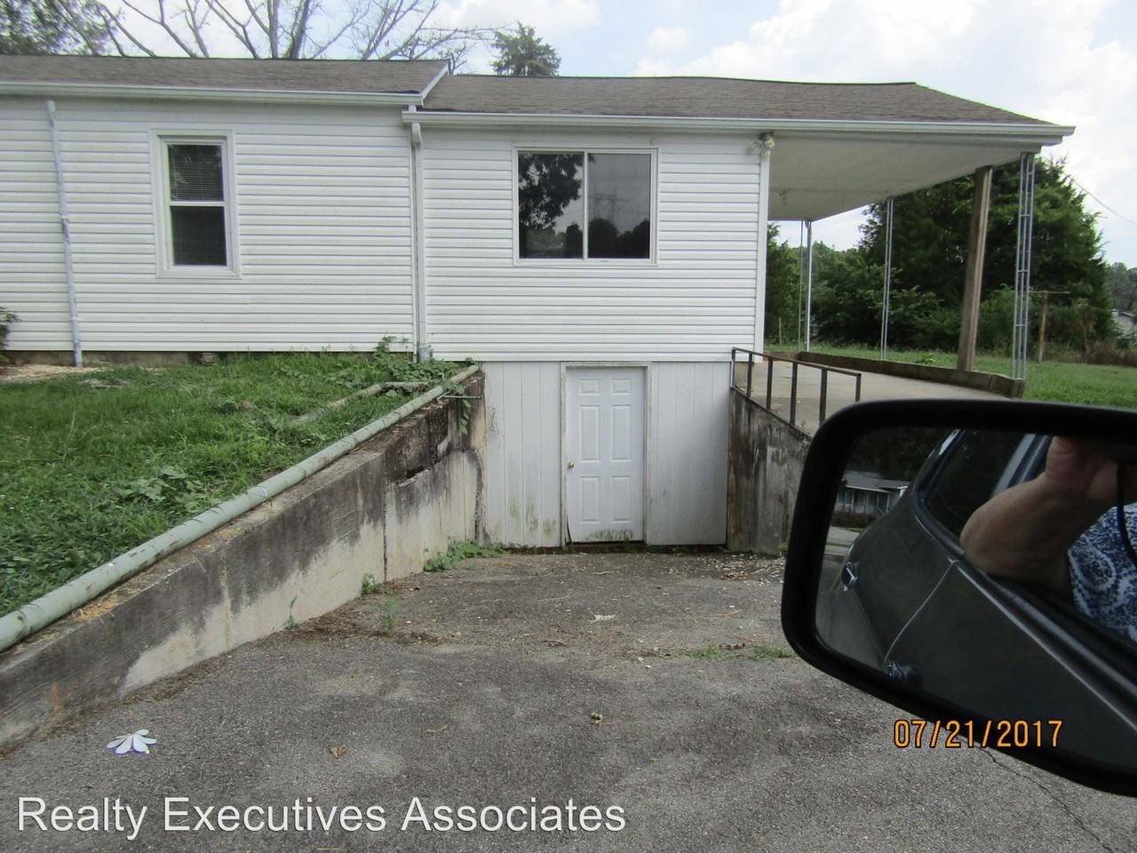 3015 Samples Rd - Photo 2 of 16