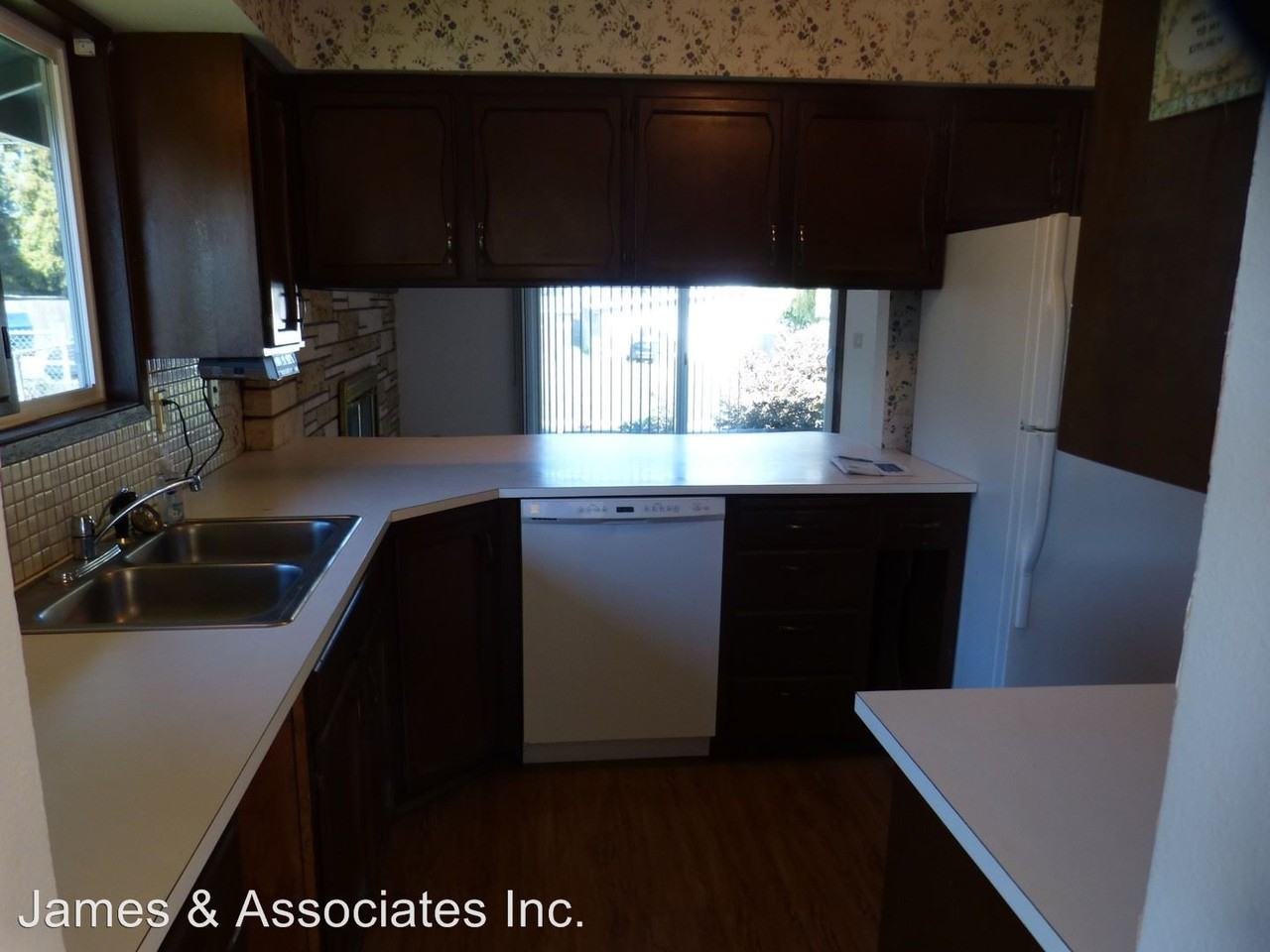 1521 W 13th St - Photo 3 of 44