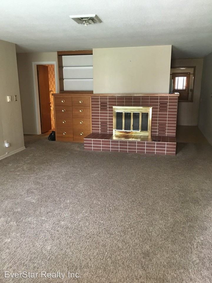 219/221 N. Underwood St - Photo 3 of 8