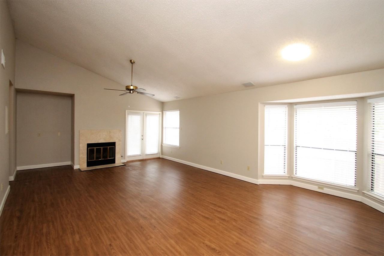 12001 Elfcroft Dr - Photo 2 of 6