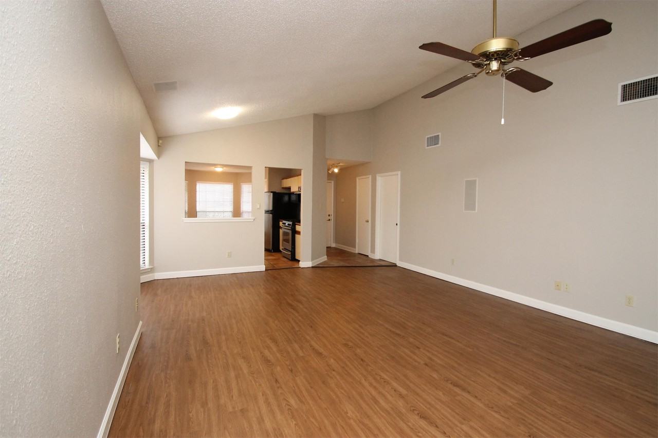 12001 Elfcroft Dr - Photo 3 of 6