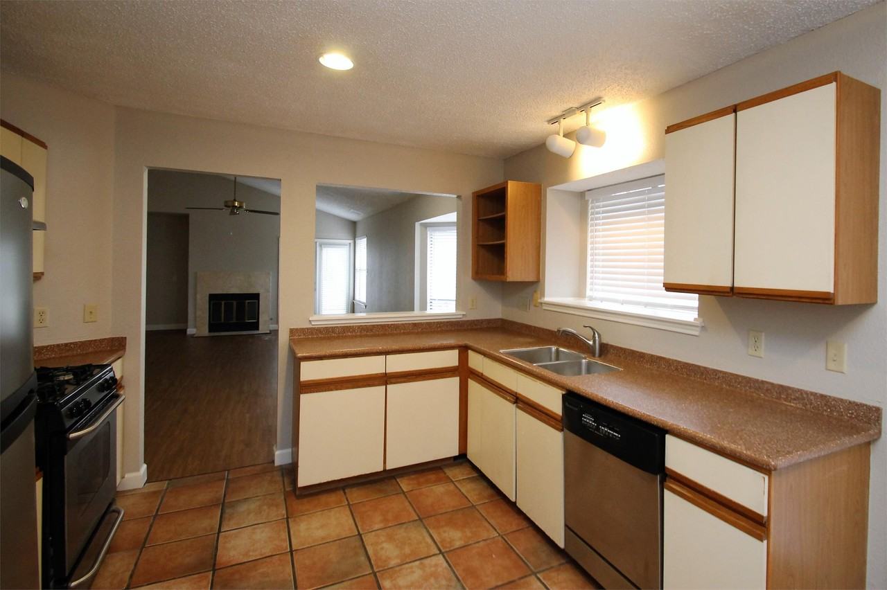 12001 Elfcroft Dr - Photo 4 of 6