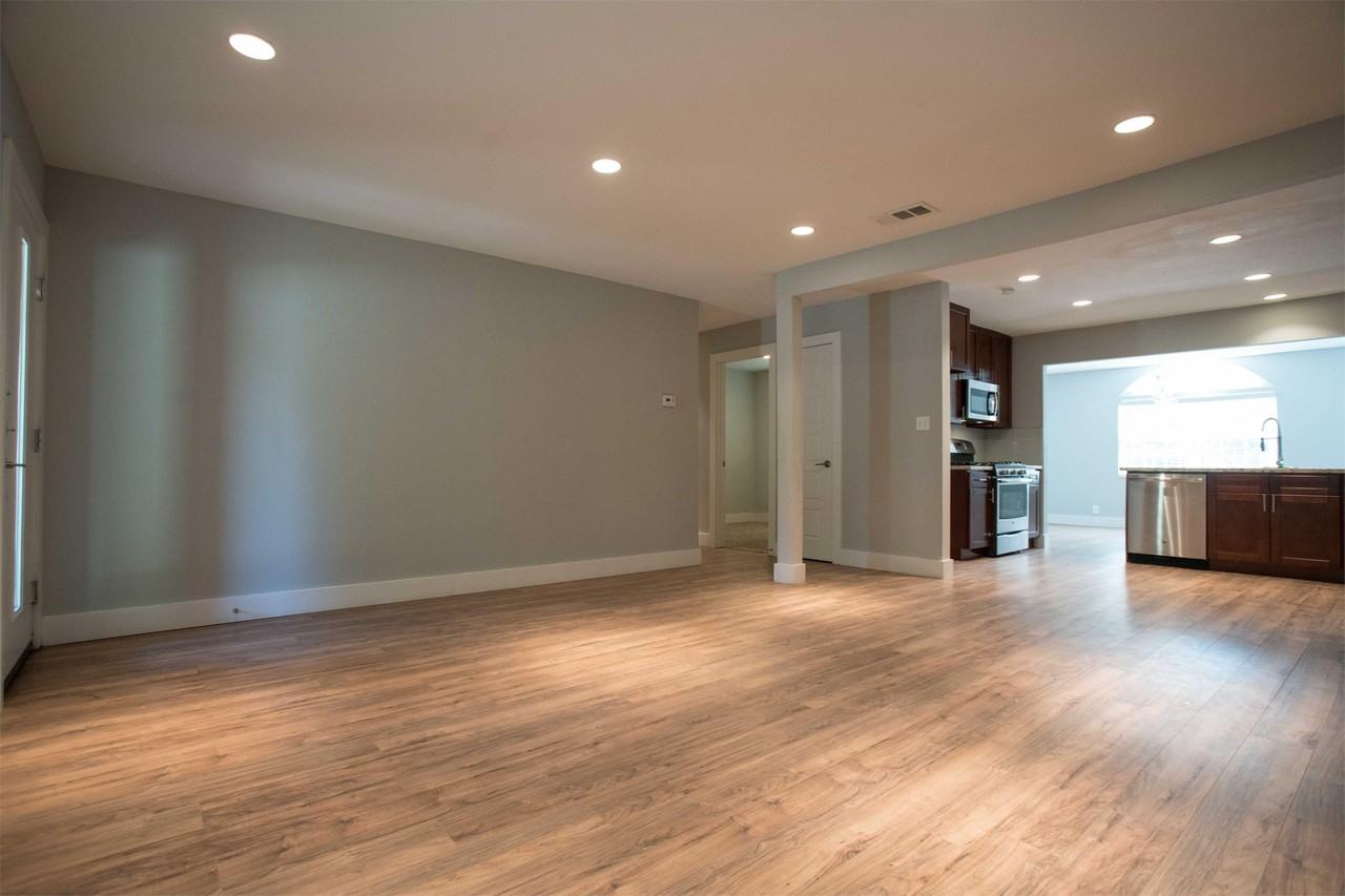 809 Sussex Dr - Photo 2 of 6