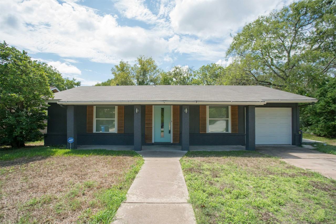 809 Sussex Dr - Photo 3 of 6