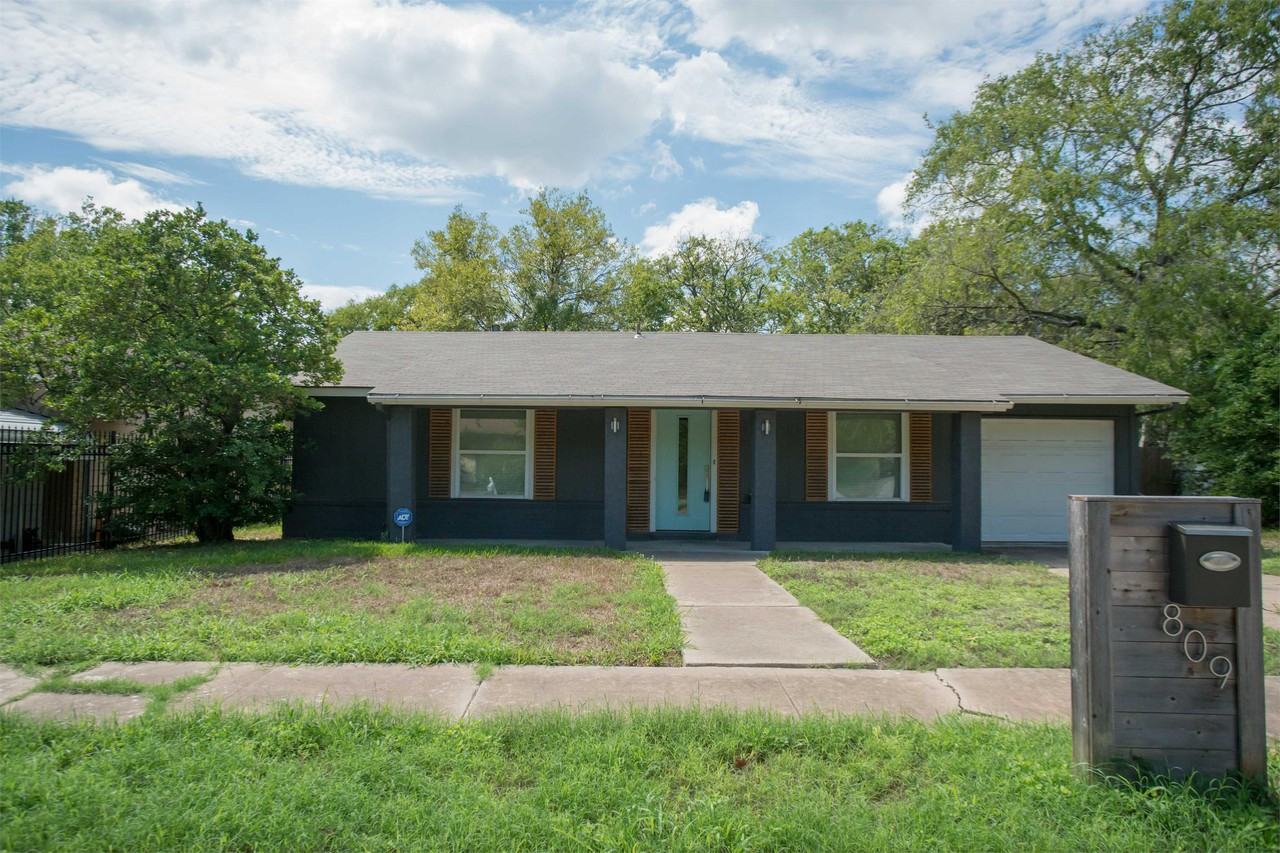 809 Sussex Dr - Photo 4 of 6