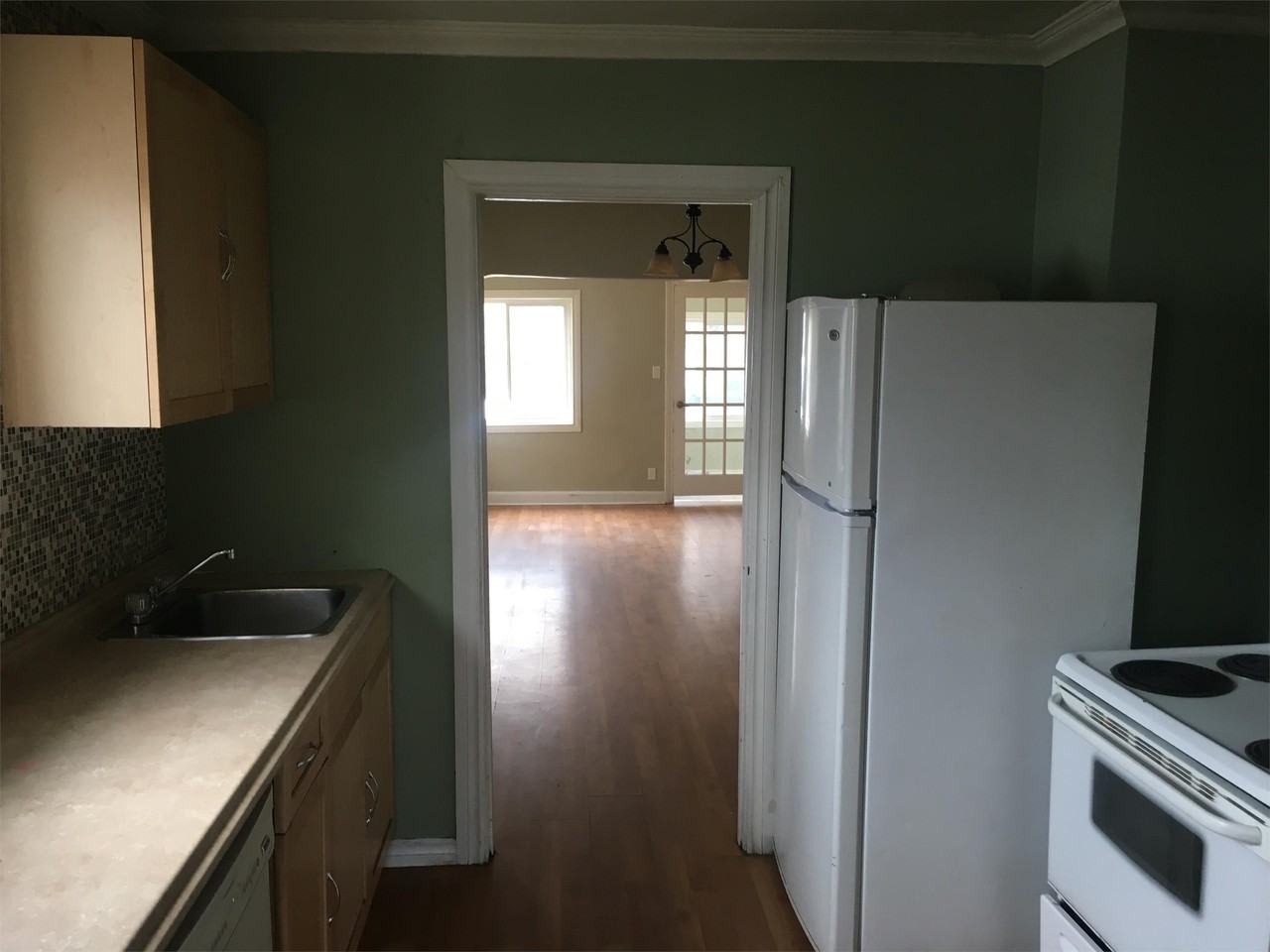 979 Argyle St - Photo 2 of 6