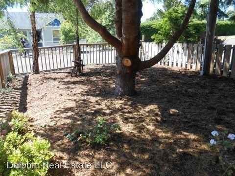135 Spruce Ct - Photo 2 of 40