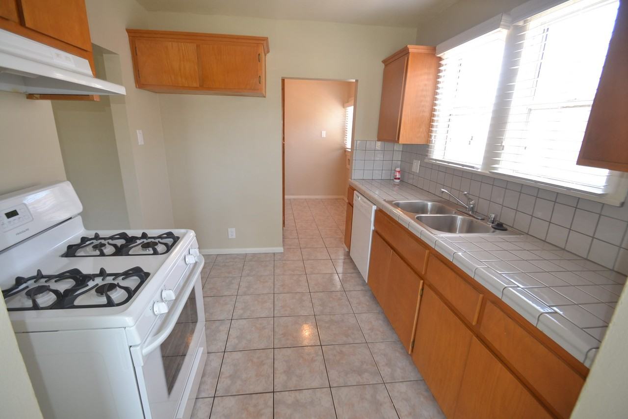 4704 S Victoria Ave - Photo 3 of 6