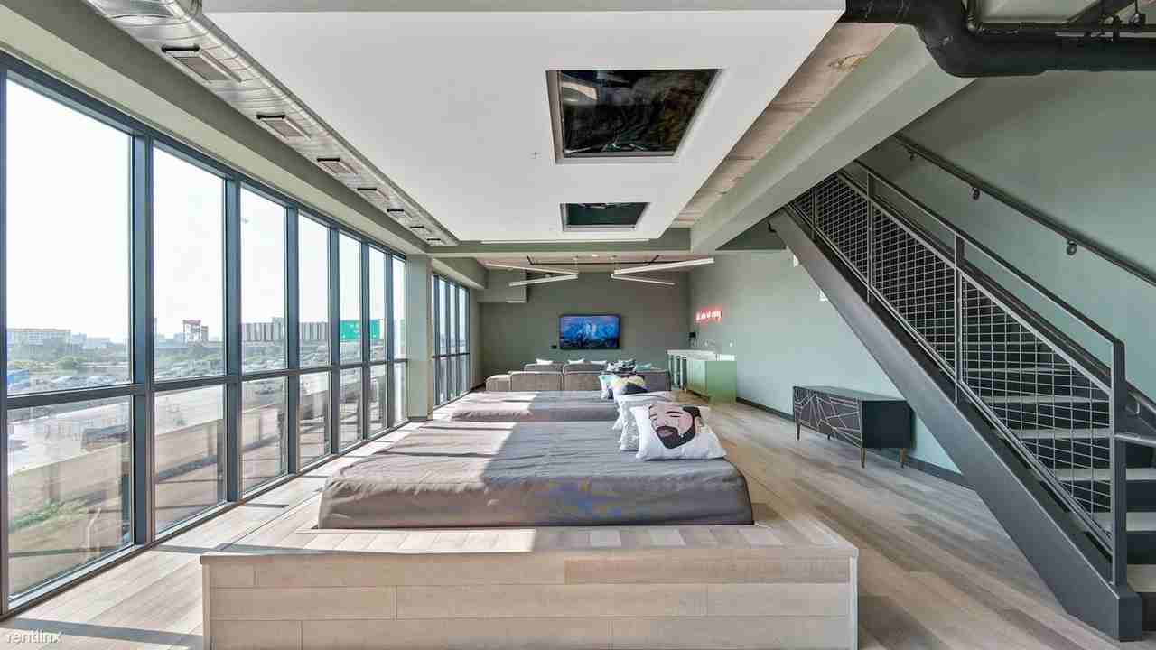 710 W 14th St - Photo 2 of 4