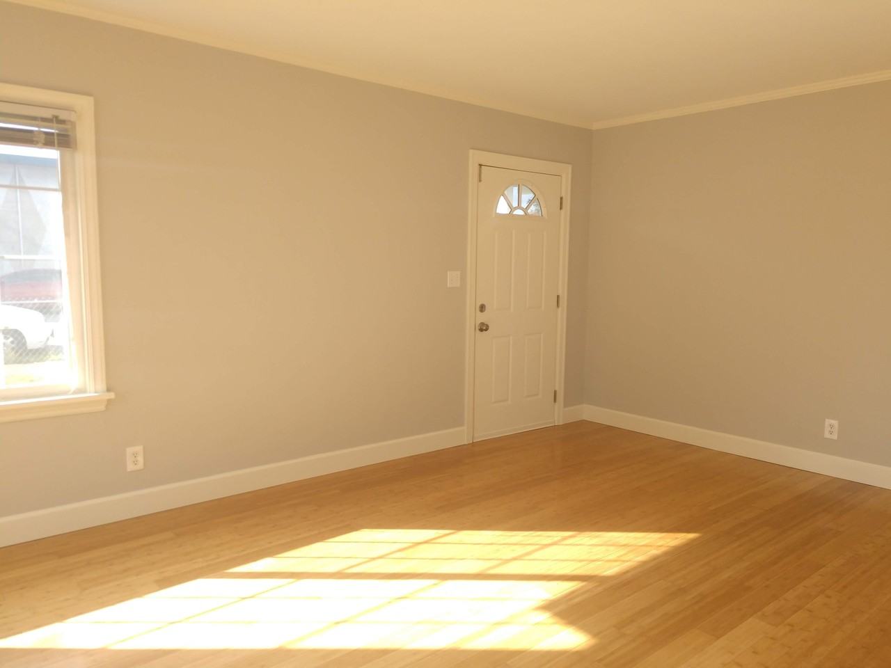 346 Pelly Ave N - Photo 2 of 15