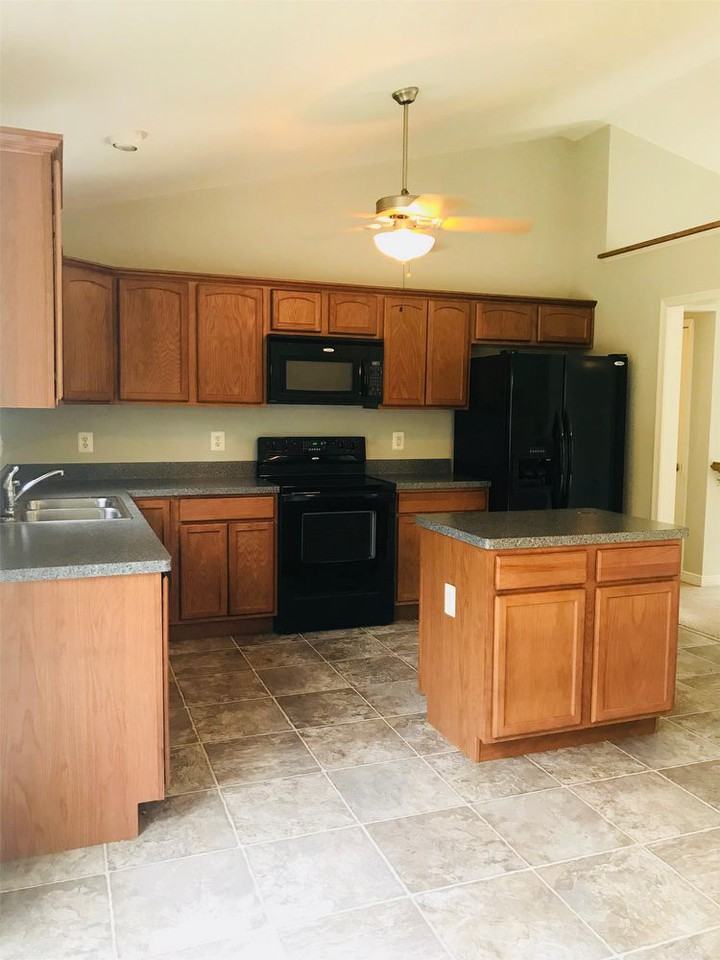 166 Yorktown Dr - Photo 3 of 33