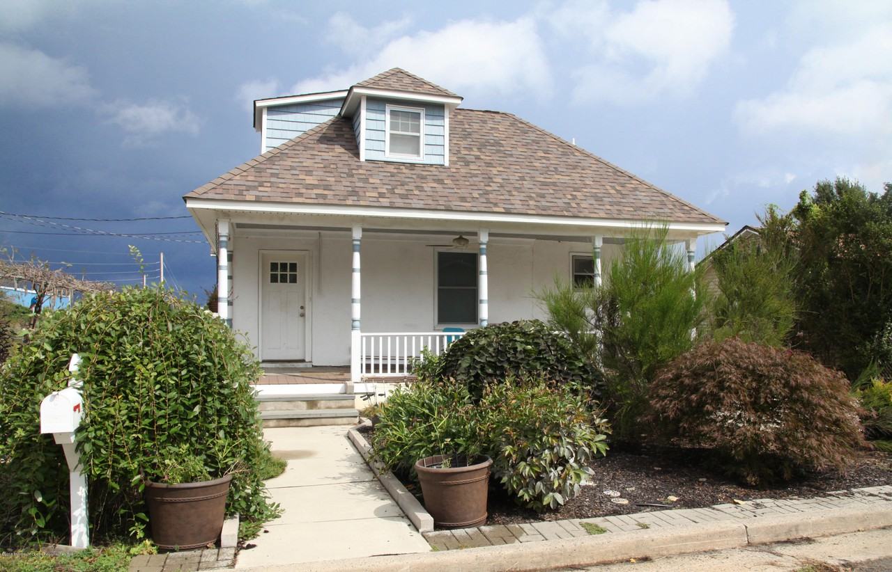 241 Bay Ave - Photo 2 of 17