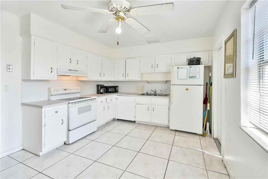 225 Southeast Park Street - Photo 3 of 6