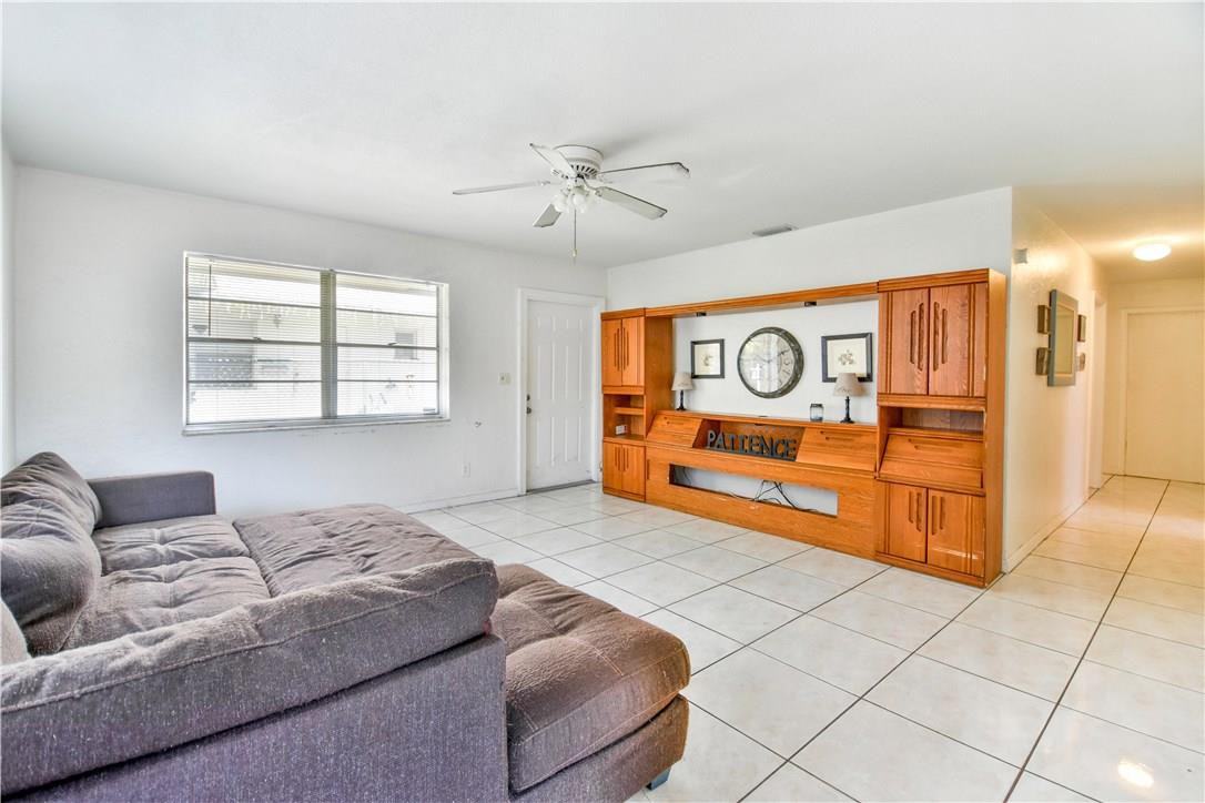 225 Southeast Park Street - Photo 2 of 6