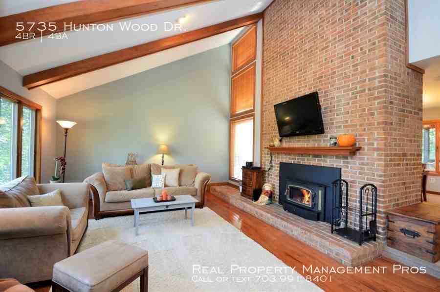 5735 Hunton Wood Dr - Photo 3 of 22