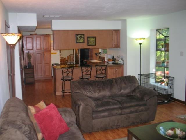 1038 Selkirk Ln - Photo 2 of 13