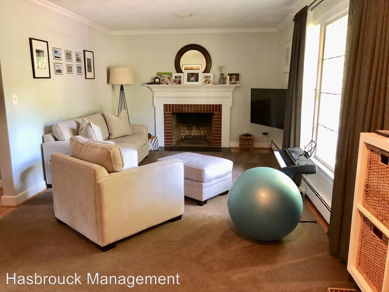 1422 Lester Dr - Photo 2 of 10