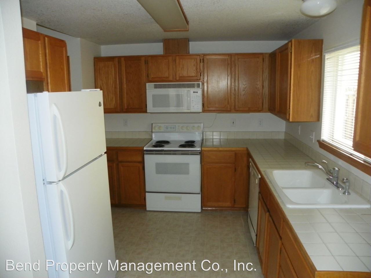 1408 NE Locksley Dr - Photo 3 of 17